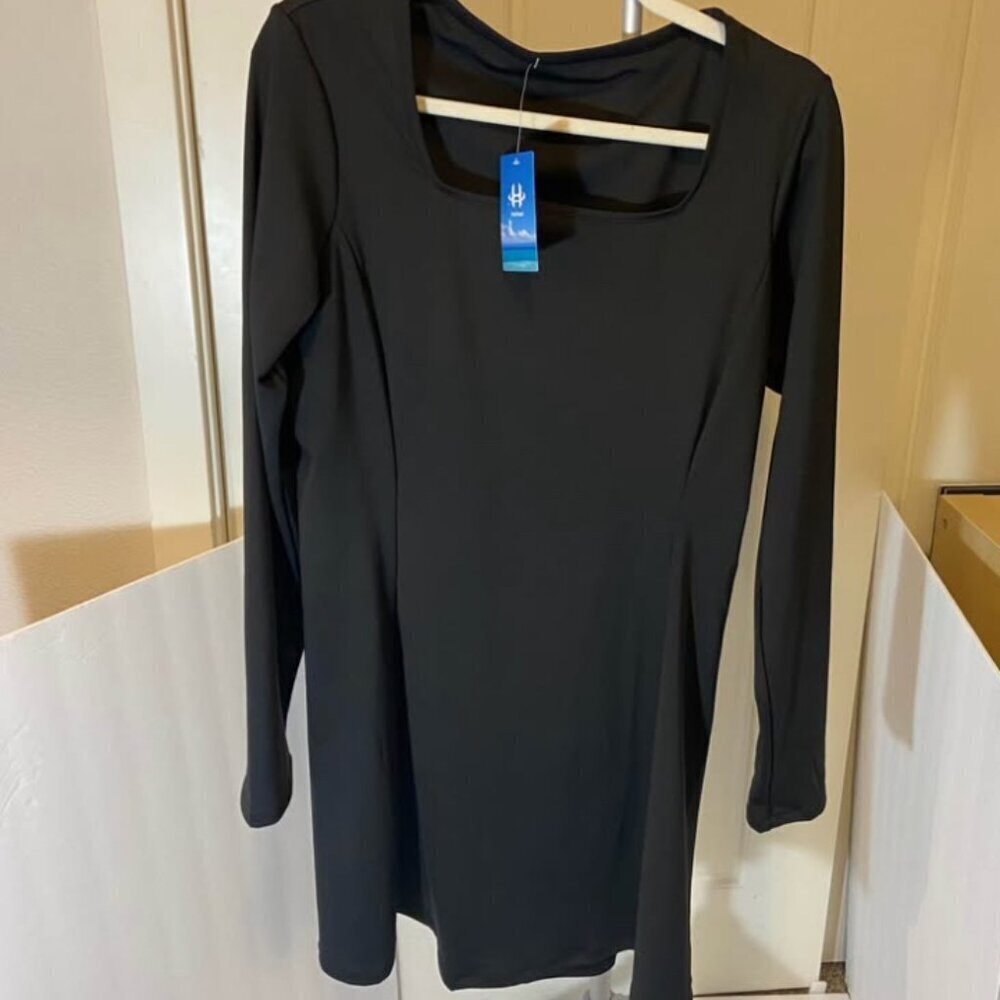 Hellisal Women’s Black Long Sleeve Active Dress with matching shorts Size L NWT
